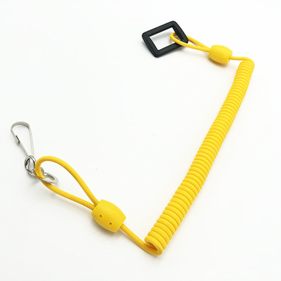 Jasny, stały, żółty, elastyczny, zwinięty wiązek z metalowym hakem i prostokątnym plastikowym klamrem