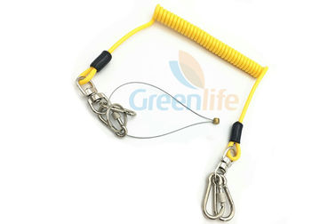 Żółte plastikowe zwijane smycz przewód zabezpieczający drut spada z wysokości