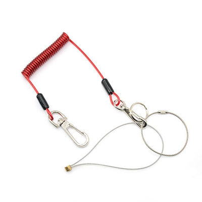 Przejrzysto czerwony kabel, cewka liny, przejrzysty czerwony z pętlami / skrętami