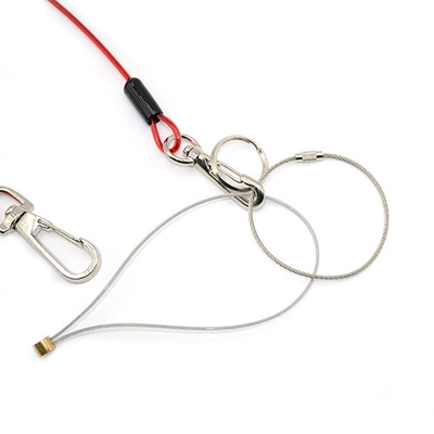 Przejrzysto czerwony kabel, cewka liny, przejrzysty czerwony z pętlami / skrętami